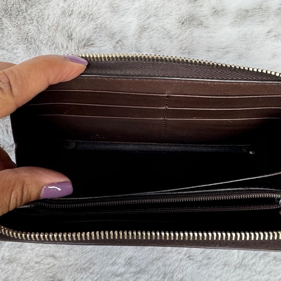 Authentic Gucci Brown Web Stripe Leather Zippy Wallet. P0076 - Picture 13 of 15
